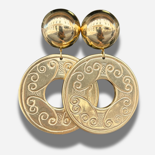 Boucles Rosace Dorée Francine Bramli Paris avec motif circulaire gravé ajouré chez Divinity Sète