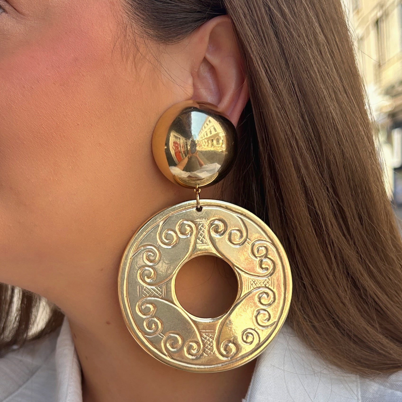 Boucles Rosace Dorée Francine Bramli Paris avec motif circulaire gravé ajouré chez Divinity Sète