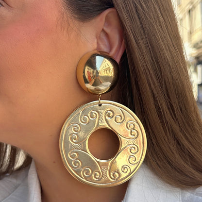 Boucles Rosace Dorée Francine Bramli Paris avec motif circulaire gravé ajouré chez Divinity Sète