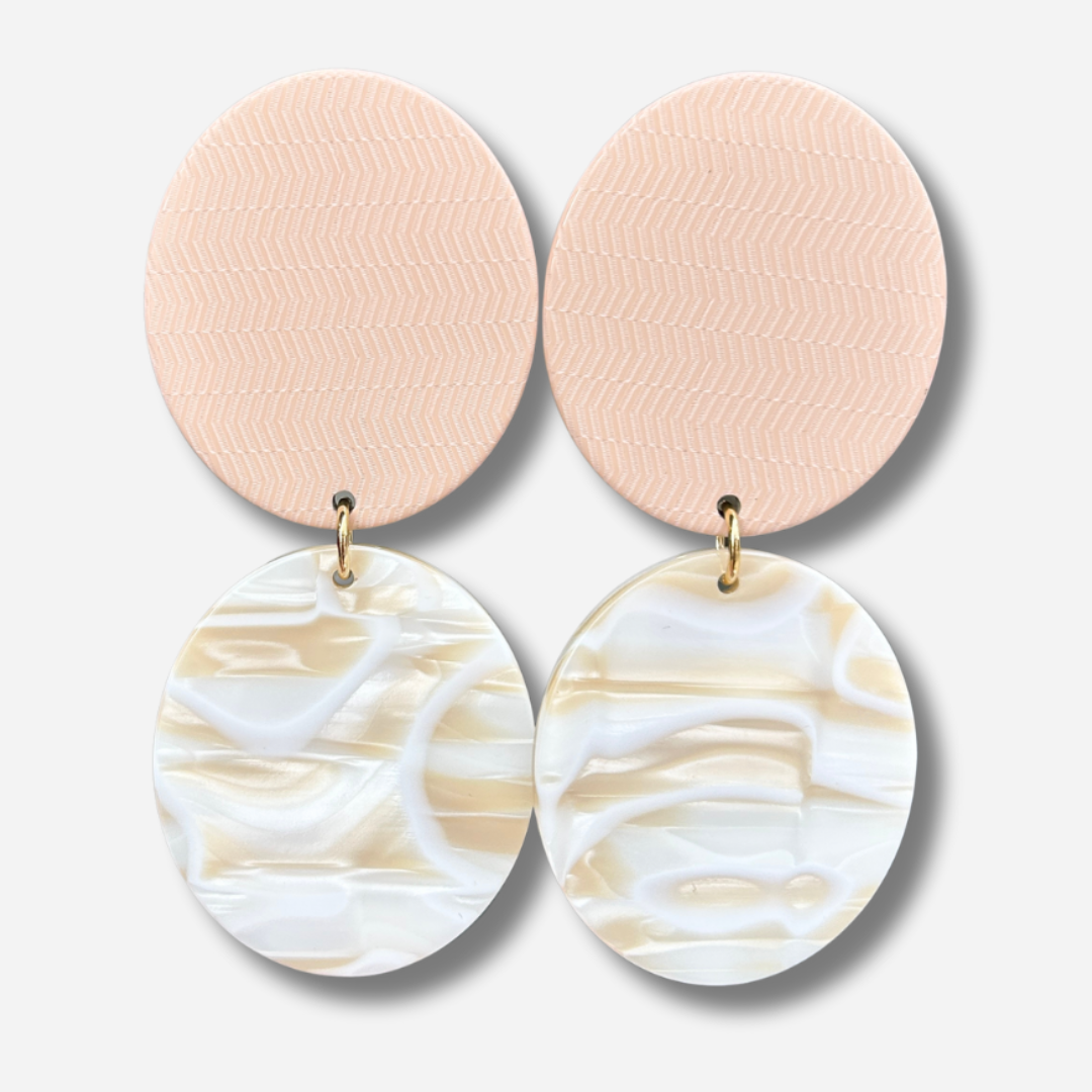 Boucles Rosalia Alba Francine Bramli Paris en résine rose poudré texturée et disque rond nacré ivoire lumineux