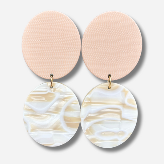 Boucles Rosalia Alba Francine Bramli Paris en résine rose poudré texturée et disque rond nacré ivoire lumineux