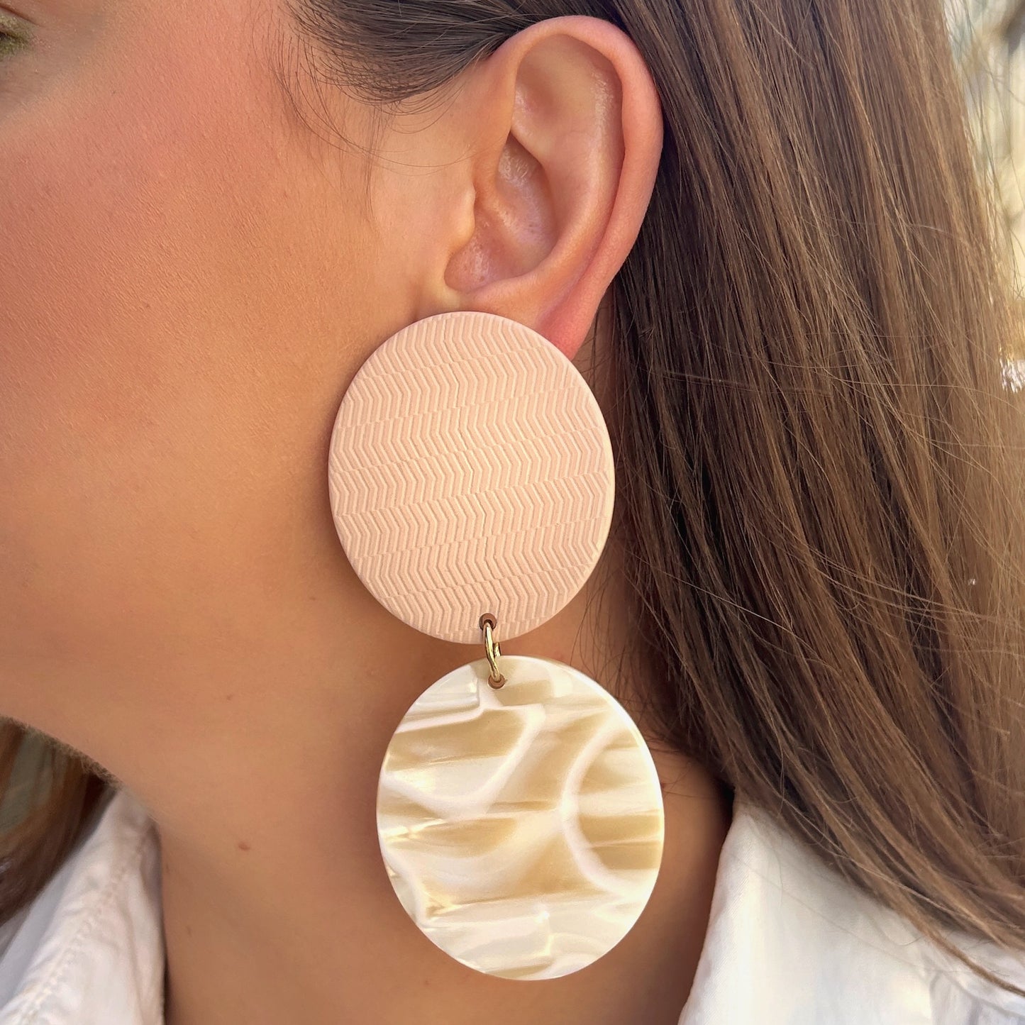 Boucles Rosalia Alba Francine Bramli Paris en résine rose poudré texturée et disque rond nacré ivoire lumineux