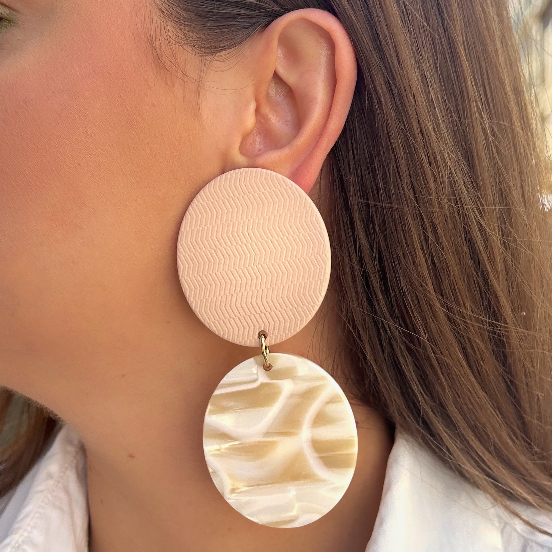 Boucles Rosalia Alba Francine Bramli Paris en résine rose poudré texturée et disque rond nacré ivoire lumineux