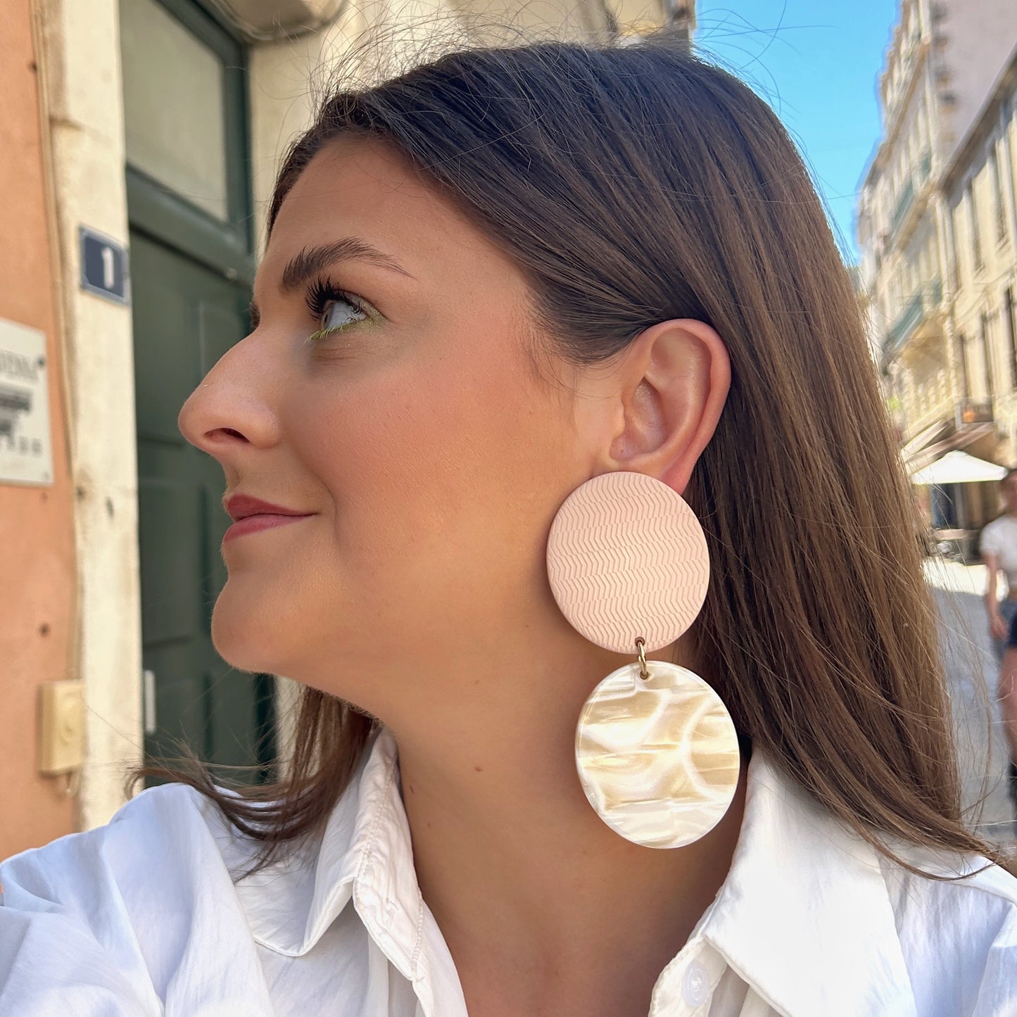 Boucles Rosalia Alba Francine Bramli Paris en résine rose poudré texturée et disque rond nacré ivoire lumineux