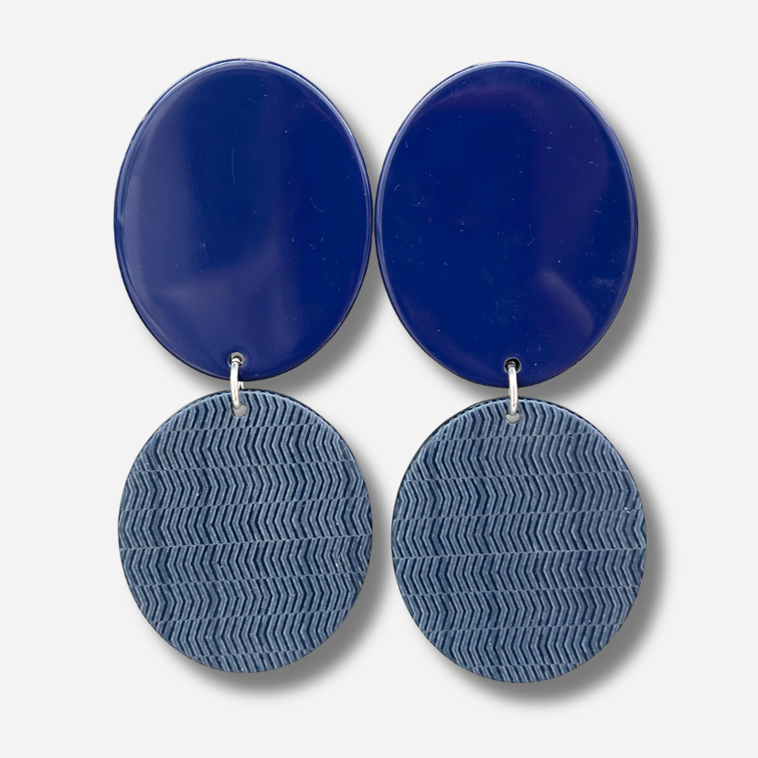 Boucles Rosalia Bleu Marine Francine Bramli Paris oversize en résine bleue avec pampille ronde texturée.