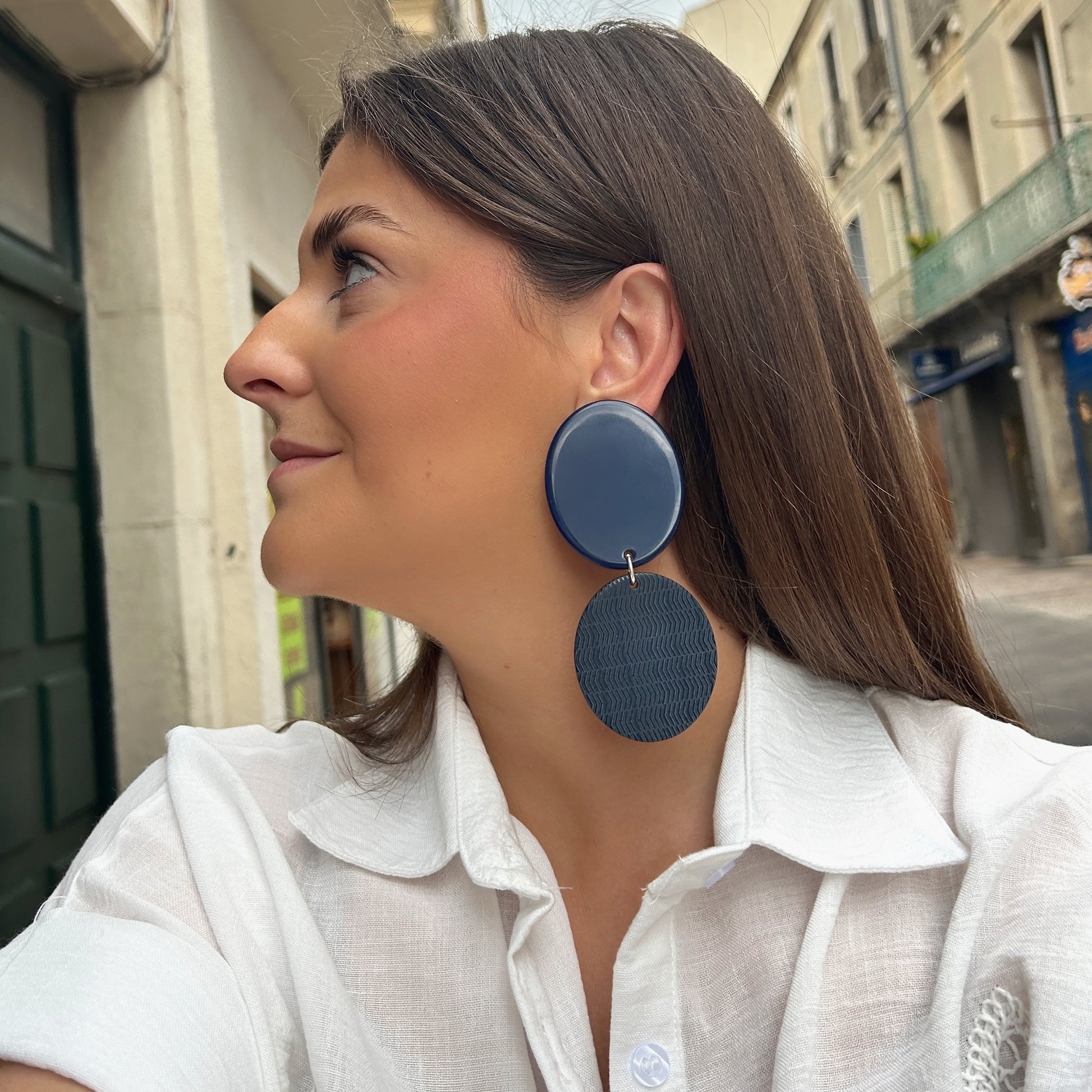 Boucles Rosalia Bleu Marine Francine Bramli Paris oversize en résine bleue avec pampille ronde texturée.