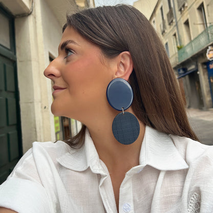 Boucles Rosalia Bleu Marine Francine Bramli Paris oversize en résine bleue avec pampille ronde texturée.