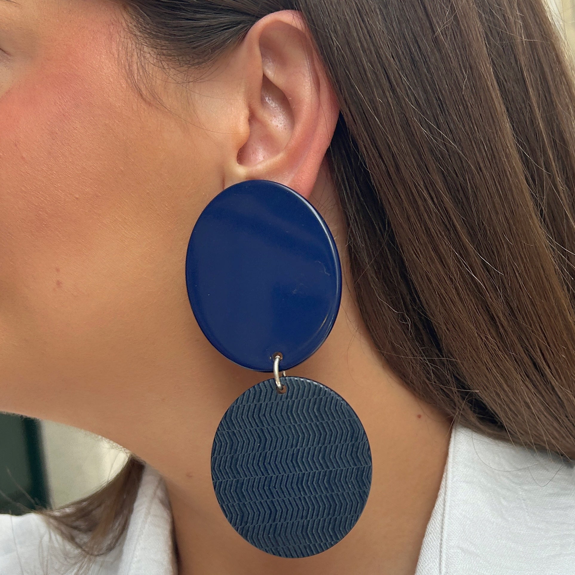 Boucles Rosalia Bleu Marine Francine Bramli Paris oversize en résine bleue avec pampille ronde texturée.