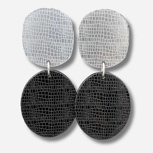 Boucles Rosalia Noir Silver Francine Bramli Paris en résine texturée effet reptile argentée et noire