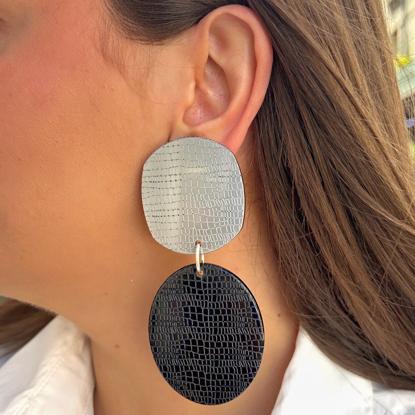 Boucles Rosalia Noir Silver Francine Bramli Paris en résine texturée effet reptile argentée et noire