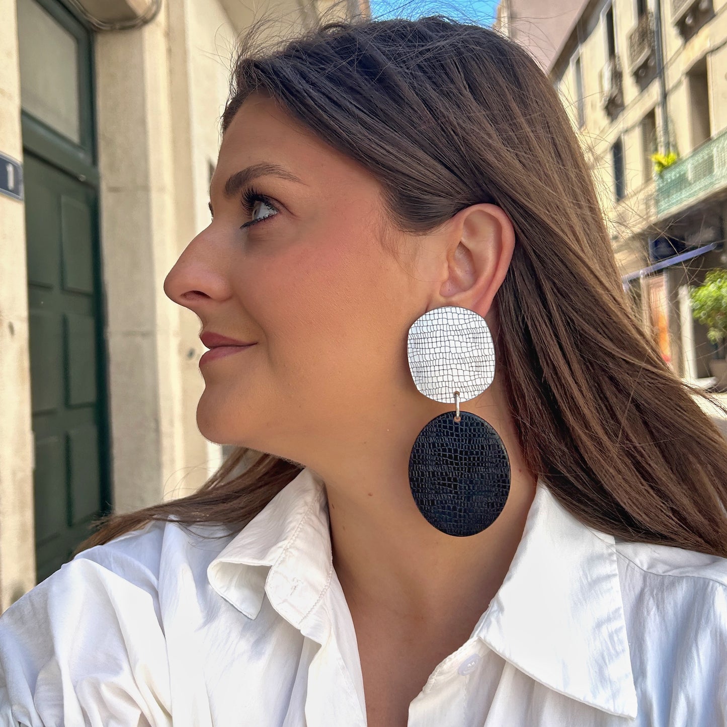 Boucles Rosalia Noir Silver Francine Bramli Paris en résine texturée effet reptile argentée et noire