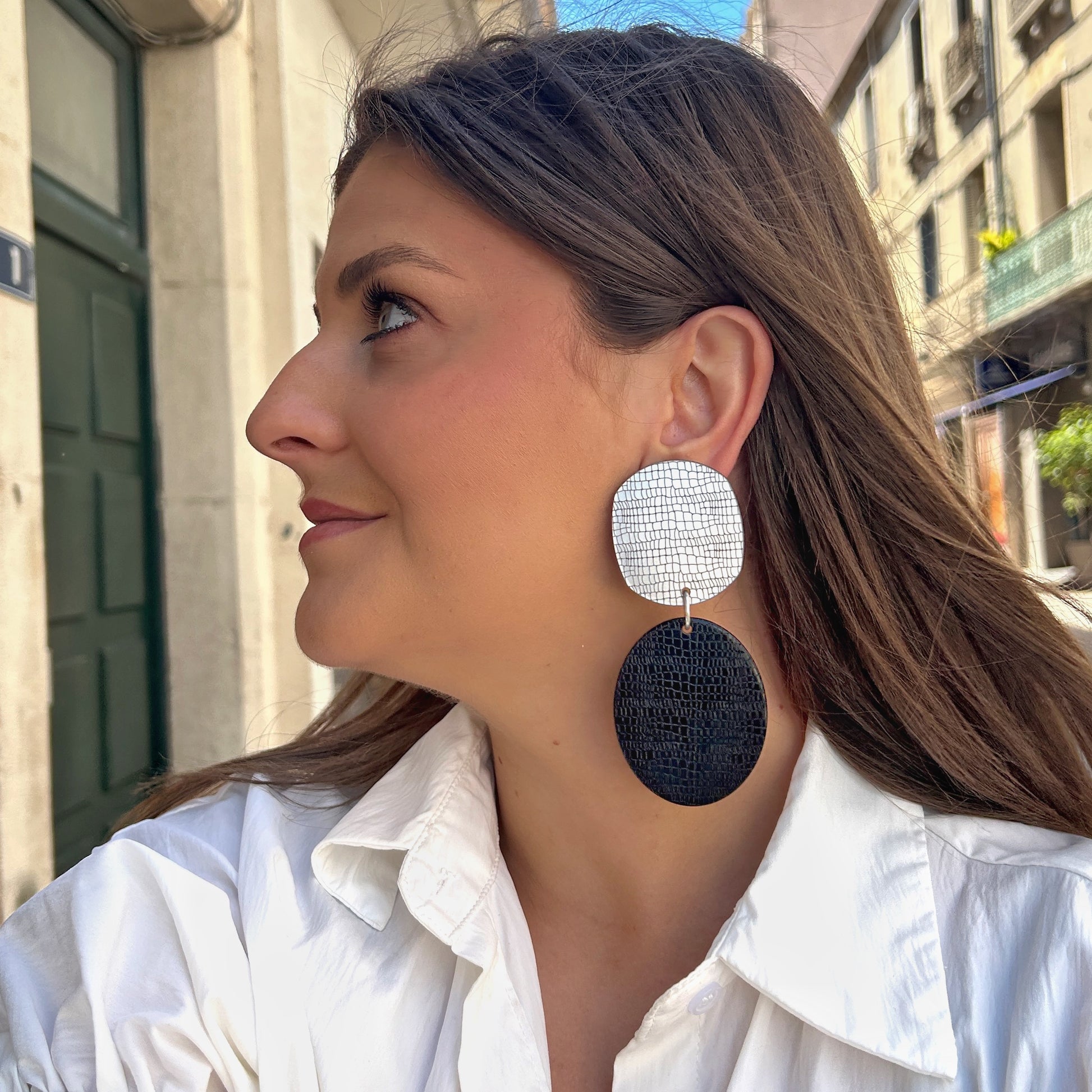 Boucles Rosalia Noir Silver Francine Bramli Paris en résine texturée effet reptile argentée et noire