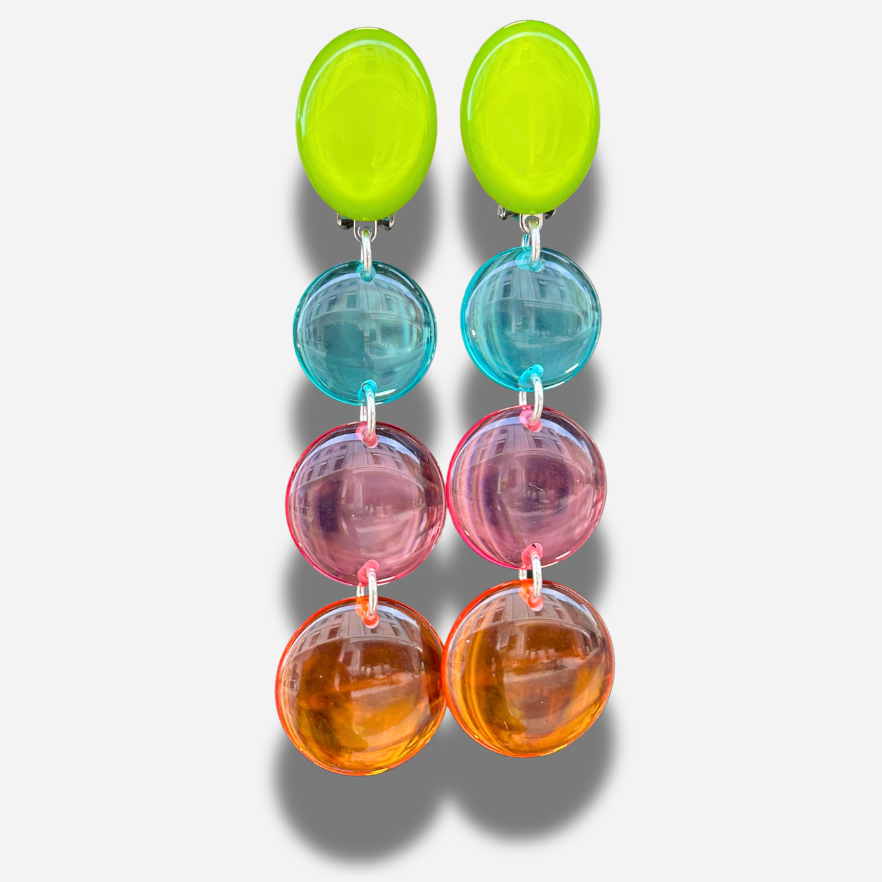Boucles Rosaline Multi Francine Bramli Paris en résine translucide multicolore composée de pastilles vert anis, bleu, rose et orange.