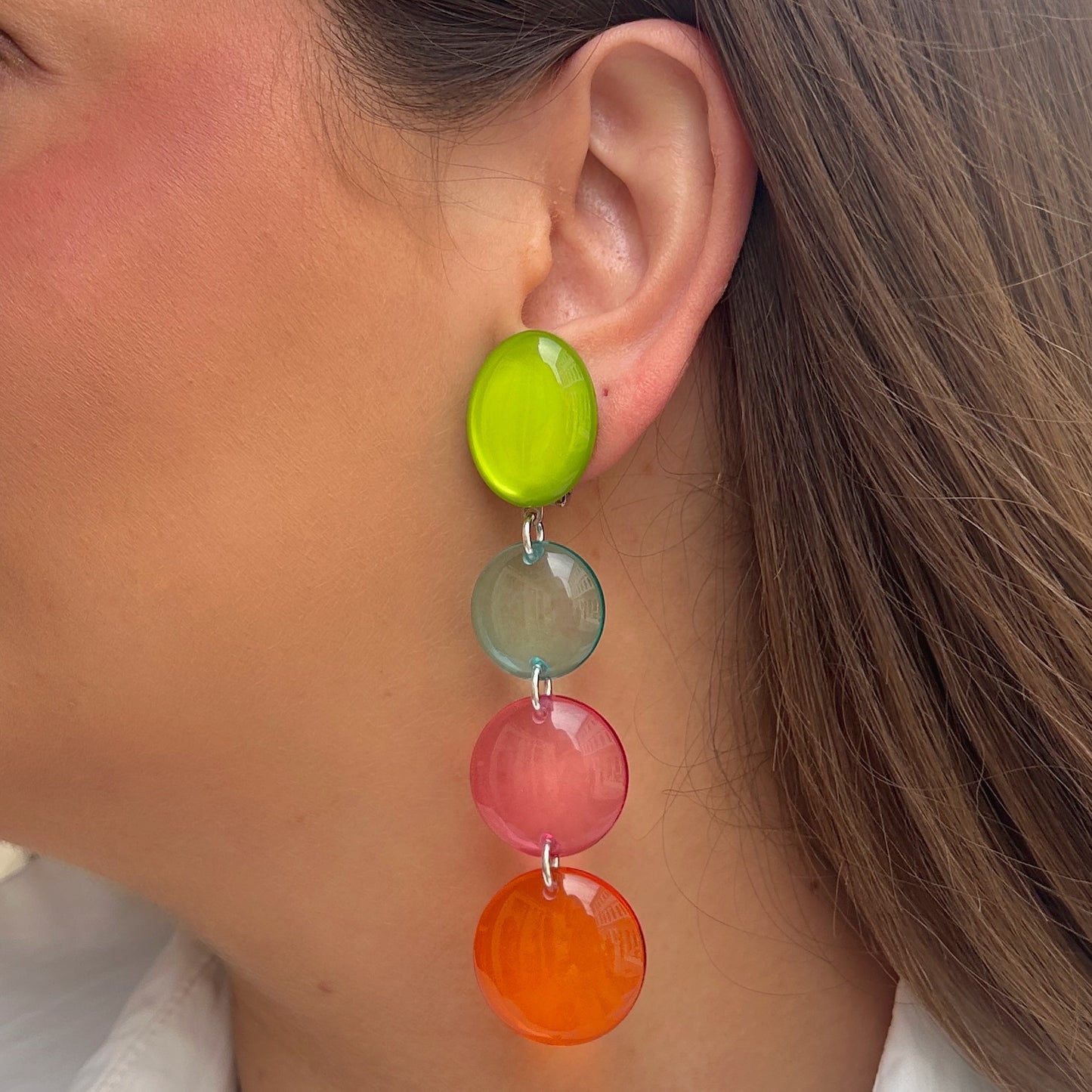Boucles Rosaline Multi Francine Bramli Paris en résine translucide multicolore composée de pastilles vert anis, bleu, rose et orange.