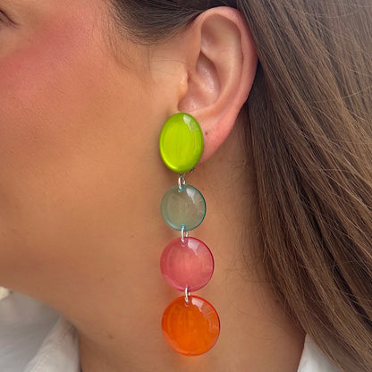 Boucles Rosaline Multi Francine Bramli Paris en résine translucide multicolore composée de pastilles vert anis, bleu, rose et orange.