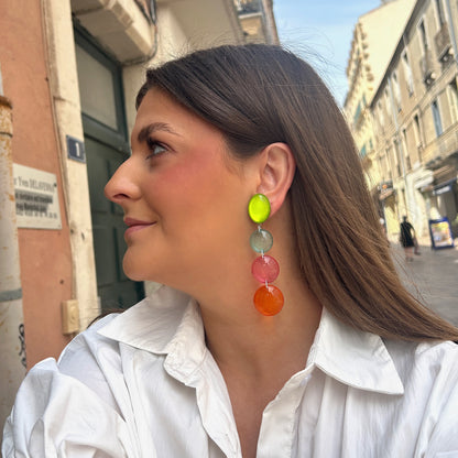 Boucles Rosaline Multi Francine Bramli Paris en résine translucide multicolore composée de pastilles vert anis, bleu, rose et orange.