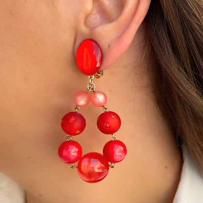 Boucles Sarah Rouge Francine Bramli Paris en résine rouge et corail portées sur oreille