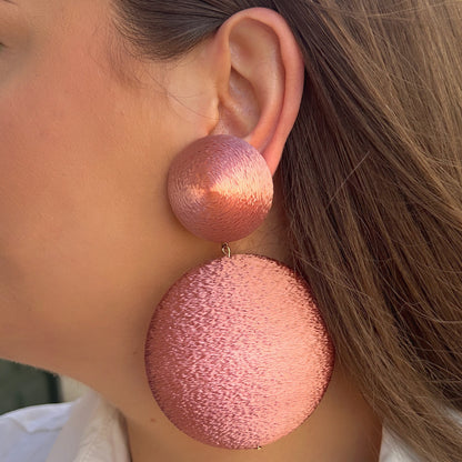 Boucles Satin Rose Francine Bramli Paris oversize rose métallisé texturé portées – boucles rondes élégantes et lumineuses chez Divinity Sète