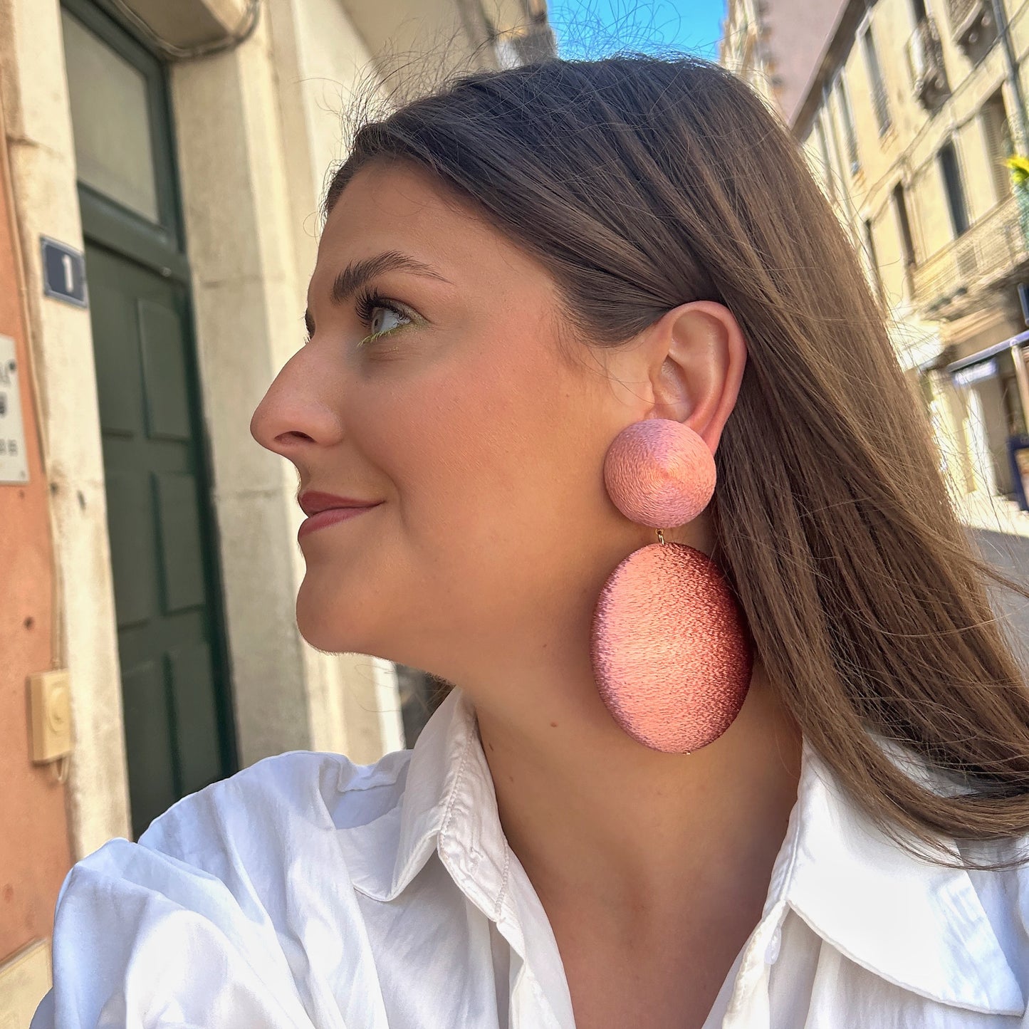 Boucles Satin Rose Francine Bramli Paris oversize rose métallisé texturé portées – boucles rondes élégantes et lumineuses chez Divinity Sète