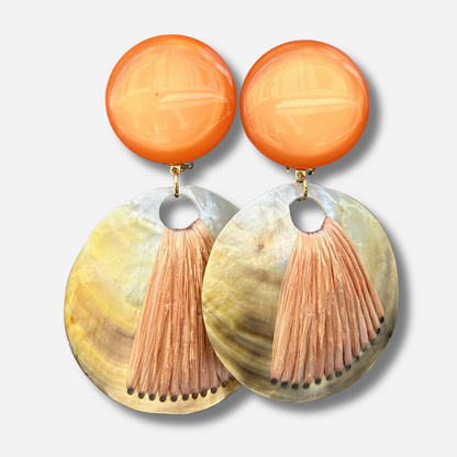 Boucles d'oreilles Sélène Corail Francine Bramli Paris en résine corail, disque en nacre naturelle et éventail en raphia.