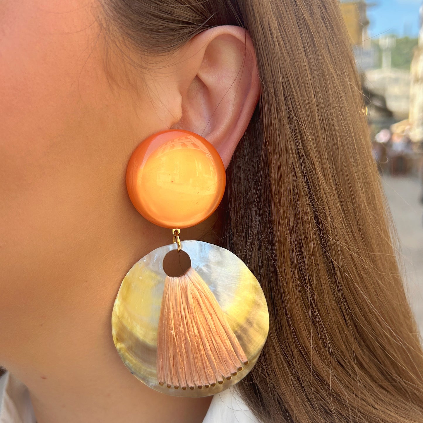 Boucles d'oreilles Sélène Corail Francine Bramli Paris en résine corail, disque en nacre naturelle et éventail en raphia.
