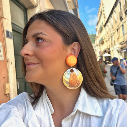 Boucles d'oreilles Sélène Corail Francine Bramli Paris en résine corail, disque en nacre naturelle et éventail en raphia.