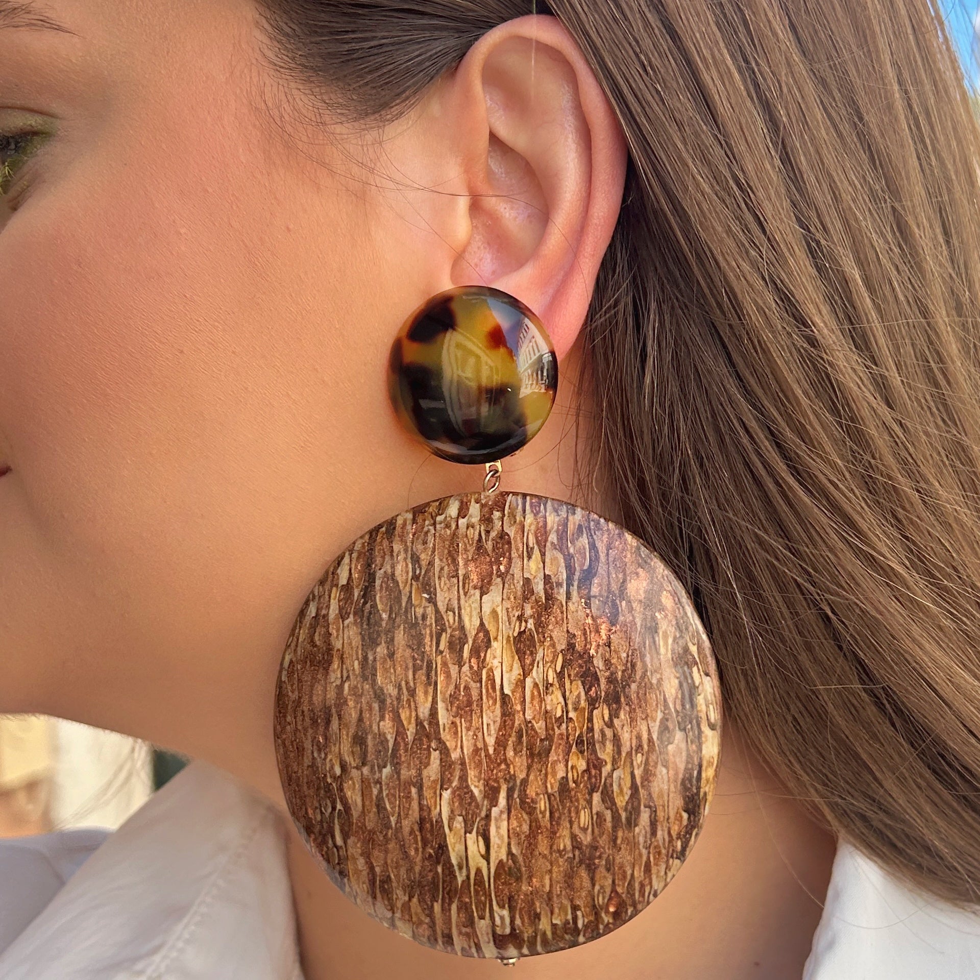 Boucles Séquoia Écaille de Tokyo Francine Bramli Paris avec cabochon écaille et grand disque effet bois aux nuances brunes et caramel.