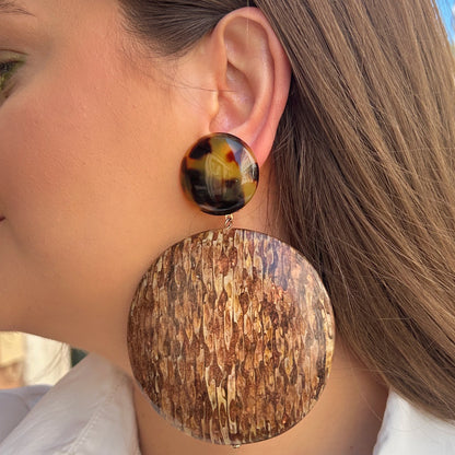 Boucles Séquoia Écaille de Tokyo Francine Bramli Paris avec cabochon écaille et grand disque effet bois aux nuances brunes et caramel.