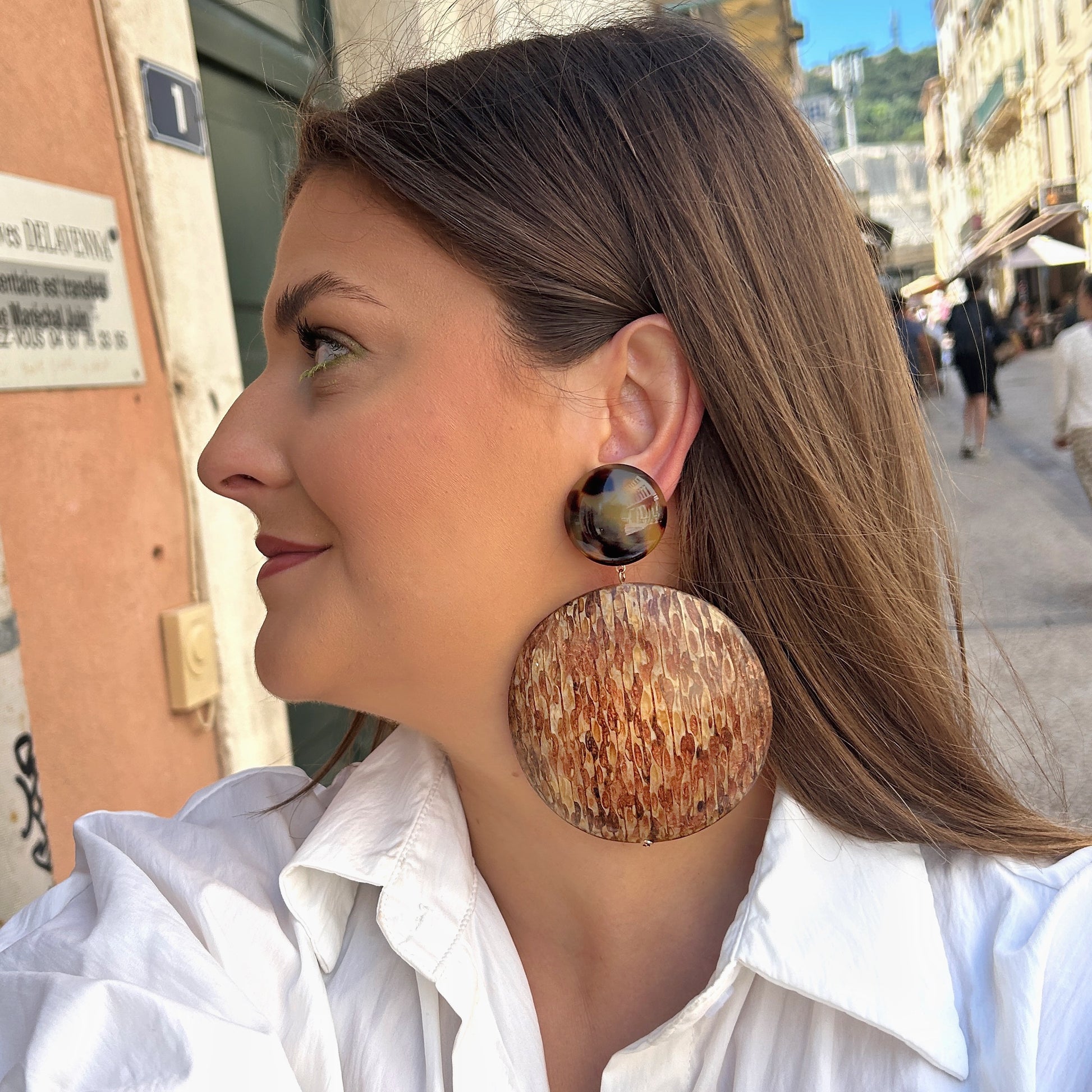 Boucles Séquoia Écaille de Tokyo Francine Bramli Paris avec cabochon écaille et grand disque effet bois aux nuances brunes et caramel.