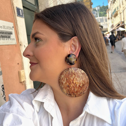 Boucles Séquoia Écaille de Tokyo Francine Bramli Paris avec cabochon écaille et grand disque effet bois aux nuances brunes et caramel.