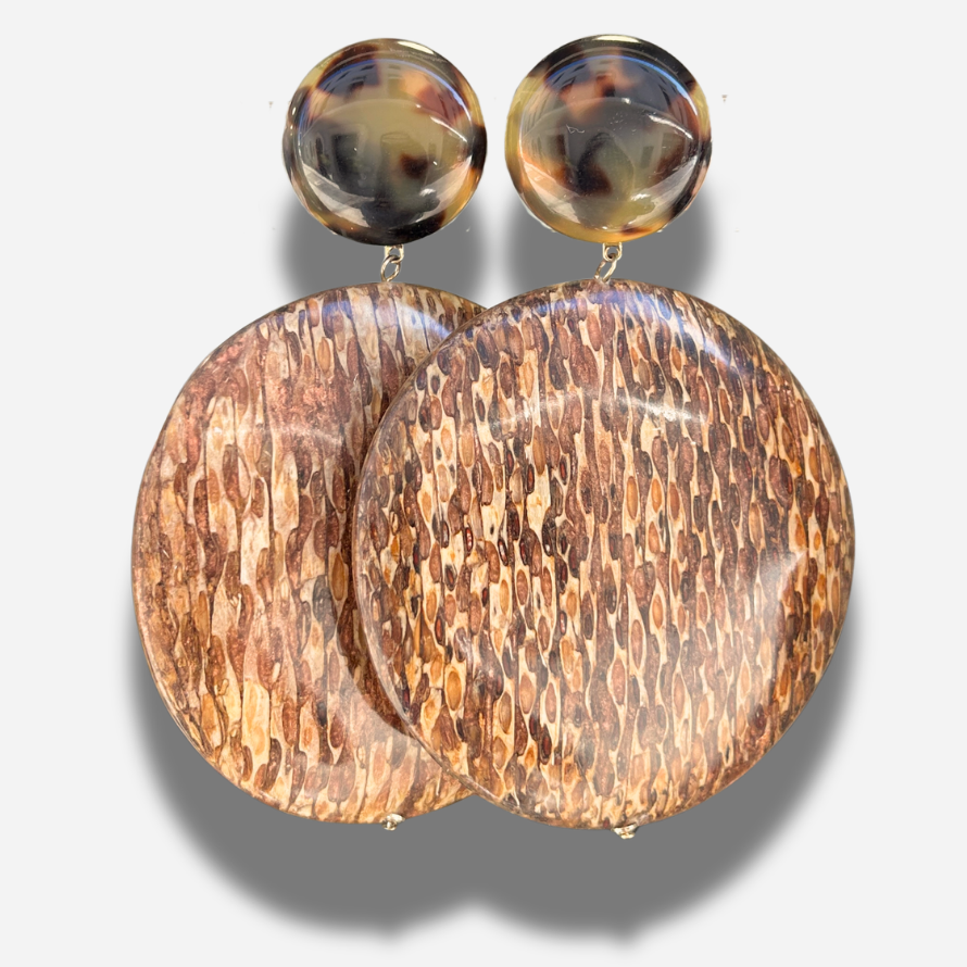 Boucles Séquoia Écaille de Tokyo Francine Bramli Paris avec cabochon écaille et grand disque effet bois aux nuances brunes et caramel.