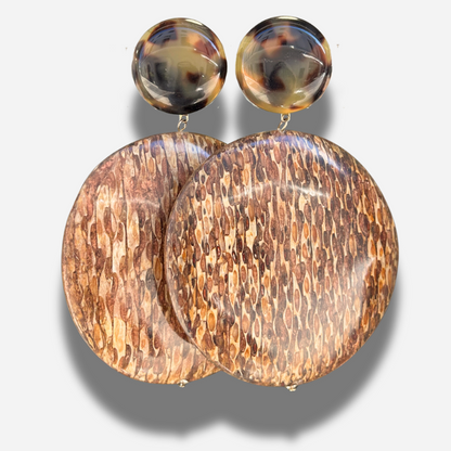 Boucles Séquoia Écaille de Tokyo Francine Bramli Paris avec cabochon écaille et grand disque effet bois aux nuances brunes et caramel.