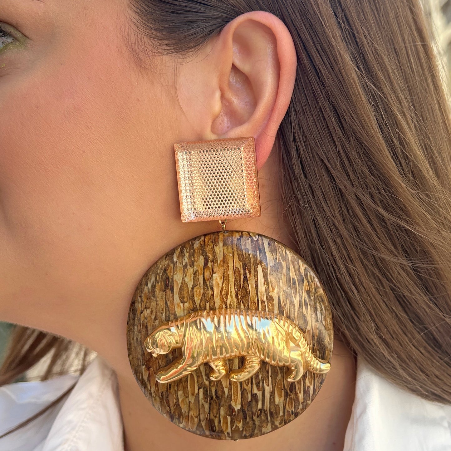 Boucles Séquoia Francine Bramli Paris avec disque effet bois et félin doré chez Divinity Sète