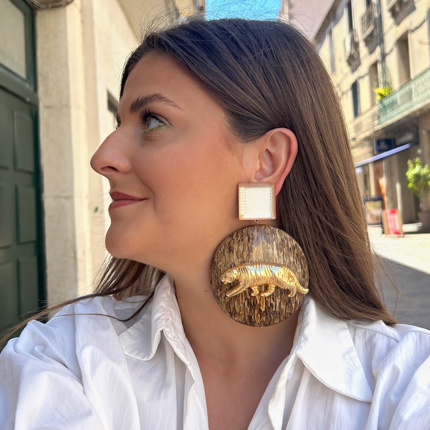 Boucles Séquoia Francine Bramli Paris avec disque effet bois et félin doré chez Divinity Sète