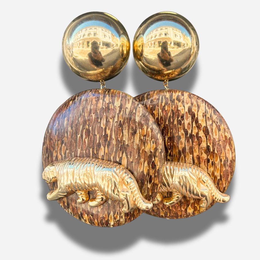 Boucles Sequoia Rondes Francine Bramli Paris avec médaillon effet bois exotique, tigre doré en relief et attache ronde dorée miroir.