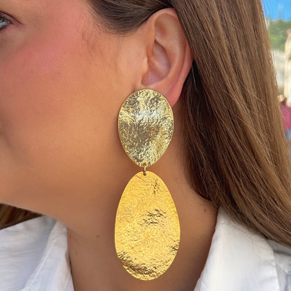 Boucles Sicily Gold Francine Bramli Paris dorées effet martelé avec grandes formes ovales texturées.