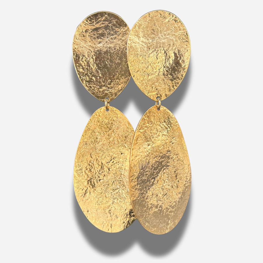 Boucles Sicily Gold Francine Bramli Paris dorées effet martelé avec grandes formes ovales texturées.