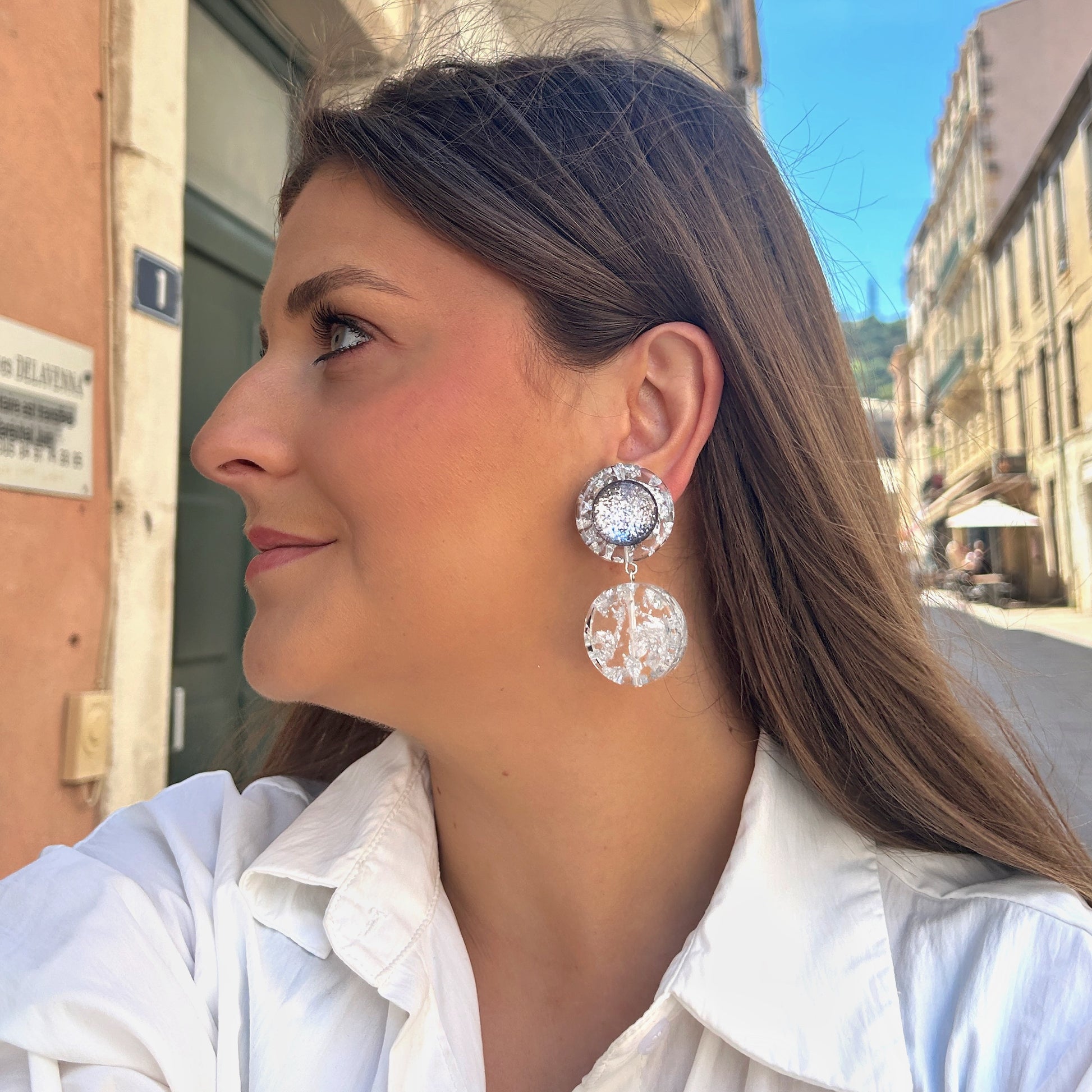 Boucles Silver Double Paillettes Francine Bramli Paris en résine transparente avec éclats argentés et cœur pailleté argenté scintillant.