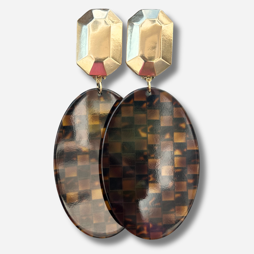 Boucles d'oreilles Solal Damier Francine Bramli Paris avec puce dorée facettée et pendentif ovale en résine effet damier écaille marron.