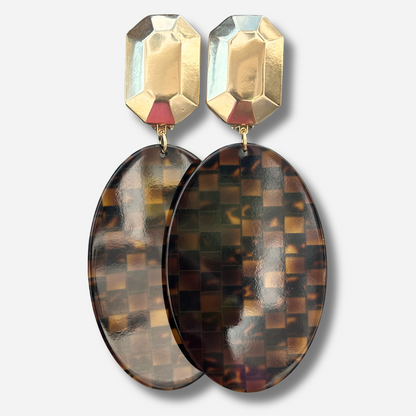Boucles d'oreilles Solal Damier Francine Bramli Paris avec puce dorée facettée et pendentif ovale en résine effet damier écaille marron.