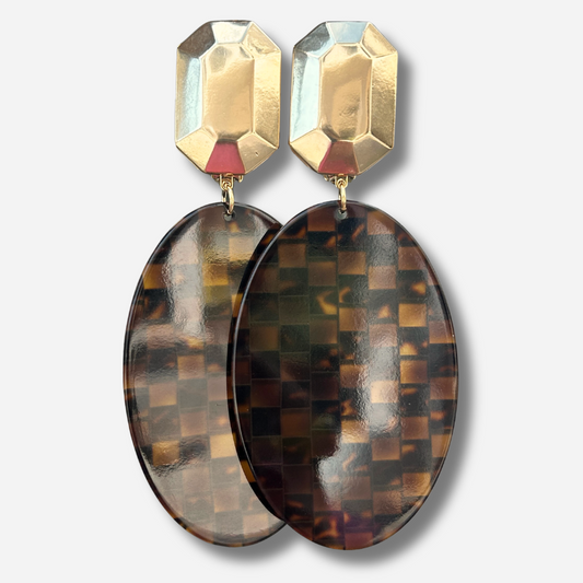 Boucles d'oreilles Solal Damier Francine Bramli Paris avec puce dorée facettée et pendentif ovale en résine effet damier écaille marron.