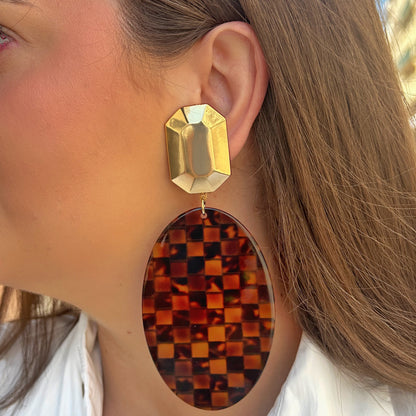 Boucles d'oreilles Solal Damier Francine Bramli Paris avec puce dorée facettée et pendentif ovale en résine effet damier écaille marron.