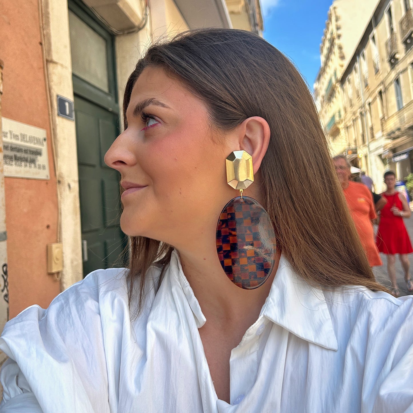 Boucles d'oreilles Solal Damier Francine Bramli Paris avec puce dorée facettée et pendentif ovale en résine effet damier écaille marron.