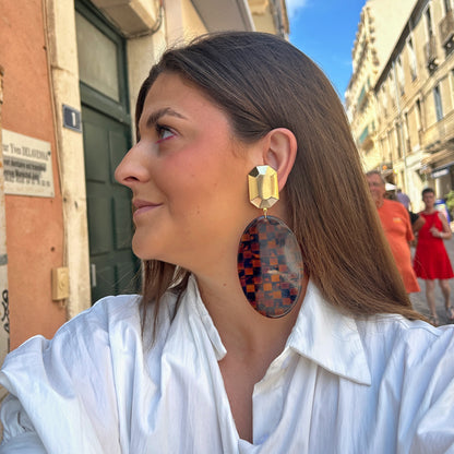 Boucles d'oreilles Solal Damier Francine Bramli Paris avec puce dorée facettée et pendentif ovale en résine effet damier écaille marron.