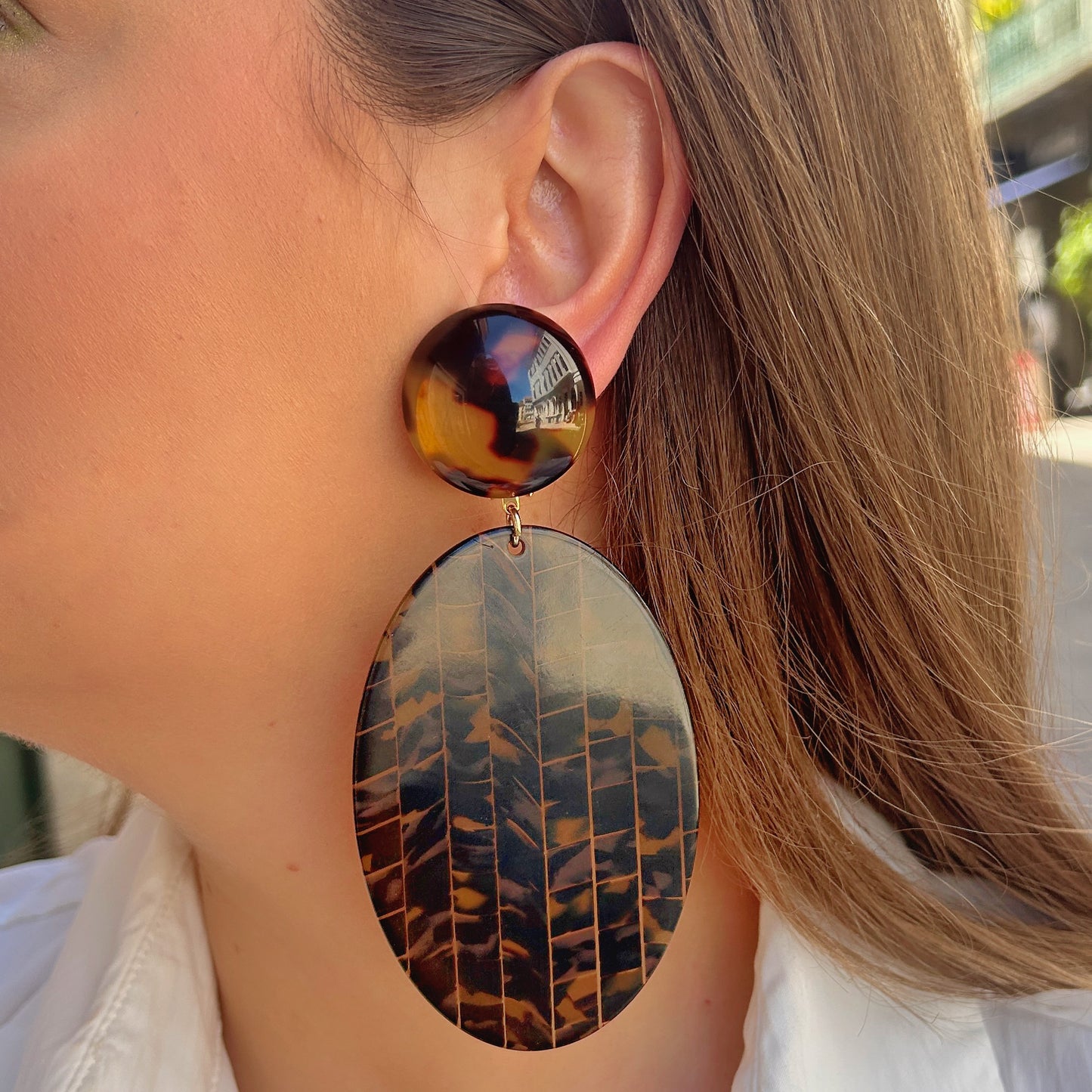 Boucles Solal Écaille de Tokyo Francine Bramli Paris en résine écaille avec pendentif ovale gravé effet feuillage