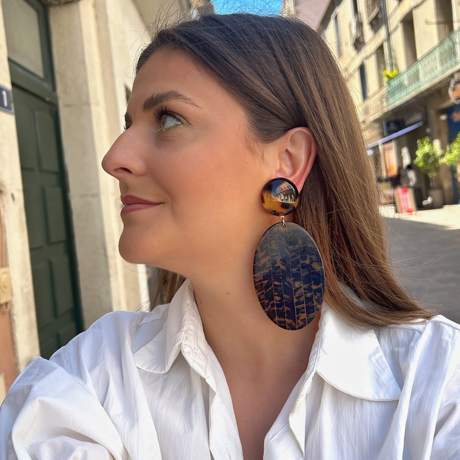 Boucles Solal Écaille de Tokyo Francine Bramli Paris en résine écaille avec pendentif ovale gravé effet feuillage