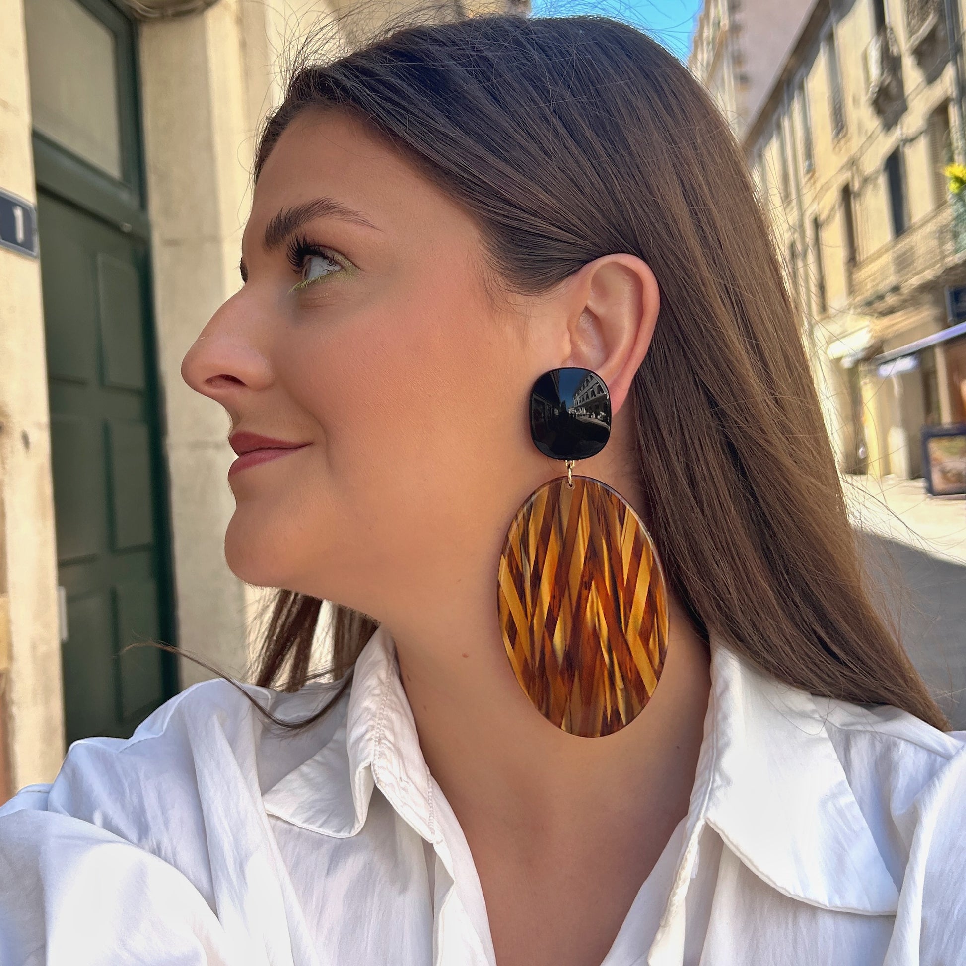 Boucles Solal Marron Francine Bramli Paris avec cabochon noir et médaillon ovale en résine ambrée