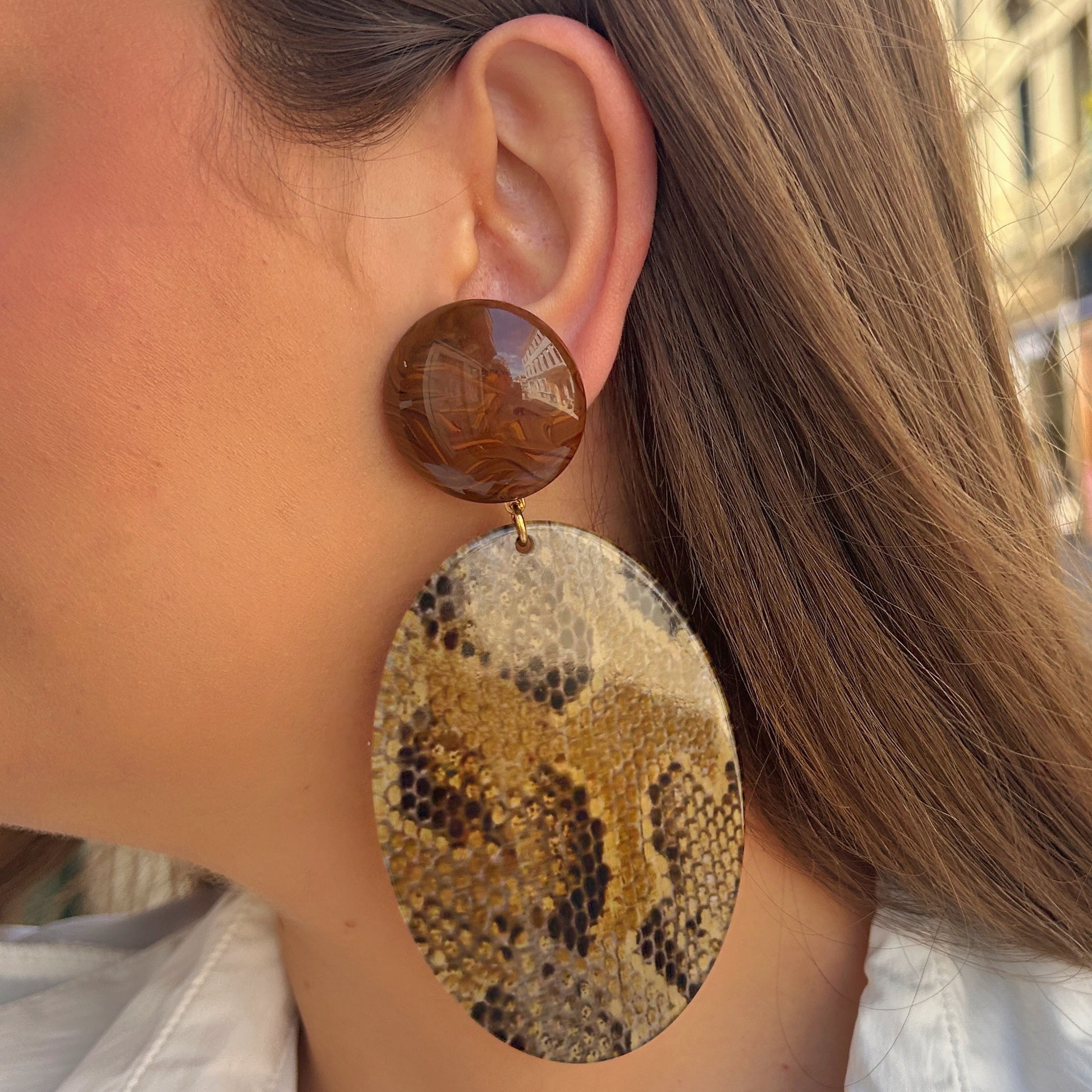 Boucles Solal Serpent Francine Bramli Paris avec motif python beige et brun marbré