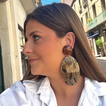 Boucles Solal Serpent Francine Bramli Paris avec motif python beige et brun marbré