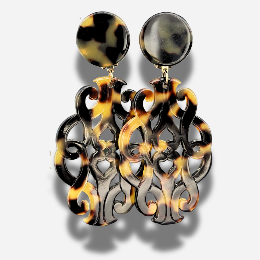Boucles Sultane Écaille de Tokyo Francine Bramli Paris en résine marbrée noire et caramel avec motif ajouré élégant et sophistiqué.